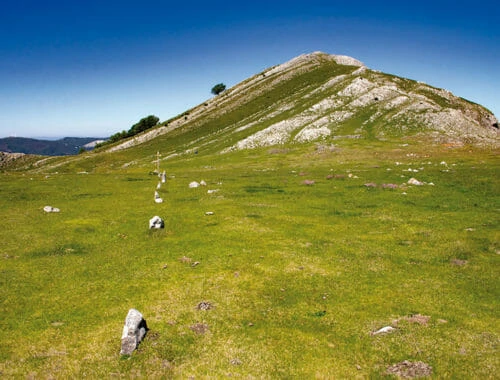 Biozkorna, lainoarriak, al fondo Arriurdin