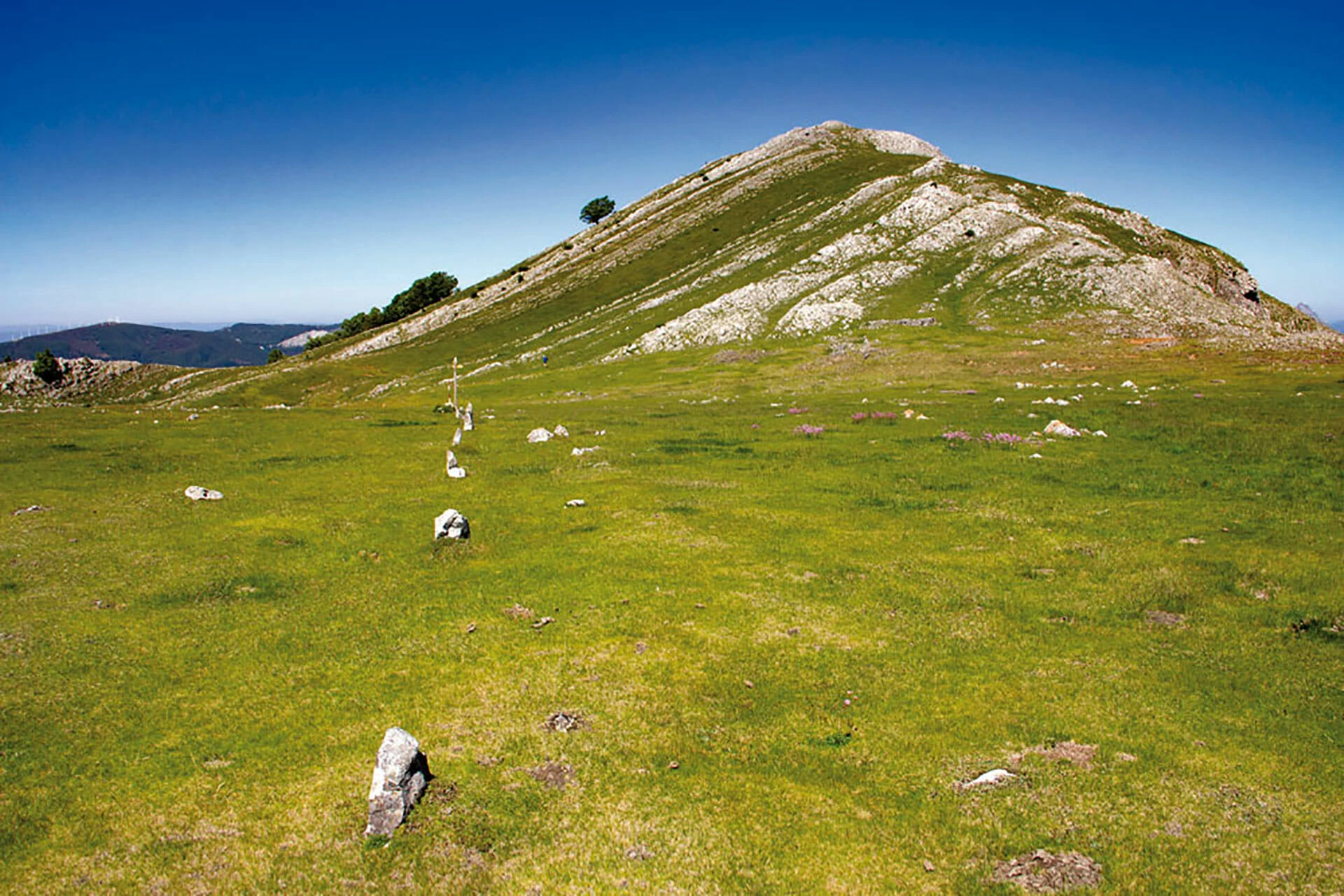 Biozkorna, lainoarriak, al fondo Arriurdin