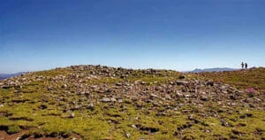 Dolmen Biozkorna, en el fondo Txindoki.