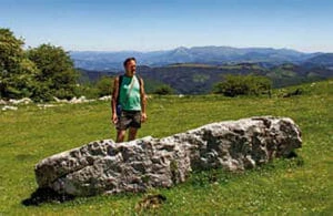 Iñigo Txintxurreta en el monolito Lizarraga