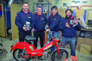 Grupo de aficionados al motociclismo en eibar