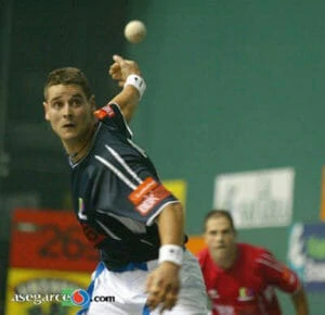 Patxi Ruiz en la final manomanista en la que ganó a Olaizola en el 2003.