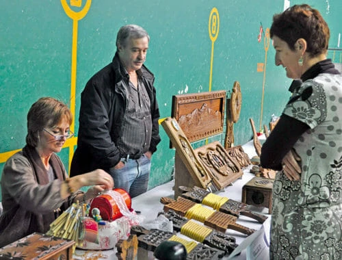 Jesus Vallejo continúa con la tradición de tallar argizaiolas en Amezketa