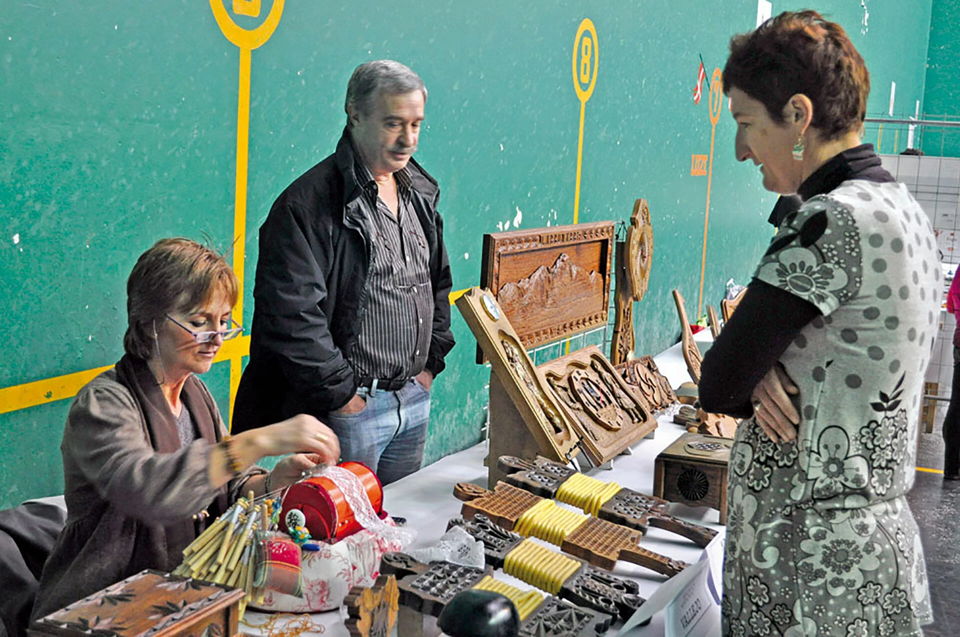Jesus Vallejo continúa con la tradición de tallar argizaiolas en Amezketa