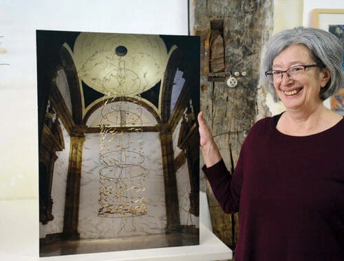 Maria Cueto con una imagen de una escultura. Foto: Núñez
