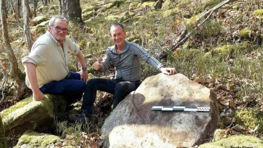 Javier Salvarredi con Javi Castro, junto a una muela de molino de 105 cm en la cantera de Akezu