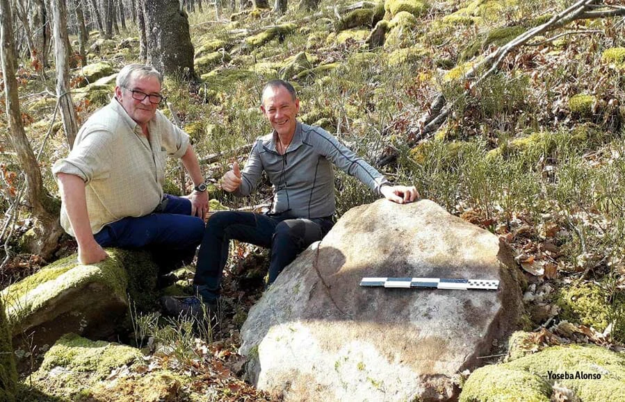 Javier Salvarredi con Javi Castro, junto a una muela de 105 cm en la cantera de Akezu