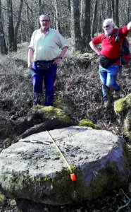 20190323 161705 Javier Salvarredi con Yoseba Alonso junto a una muela de 110 cm en la cantera de Ipuliño Zarra foto Javi Castro Txantxangorri Aldizkaria