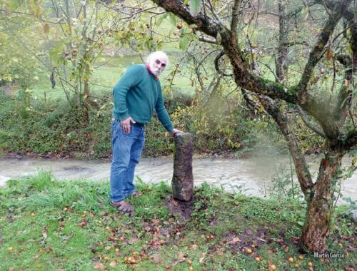 Yoseba Alonso junto al mojón entre Segura y Zegama.