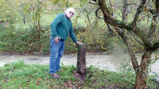 Yoseba Alonso junto al mojón entre Segura y Zegama.