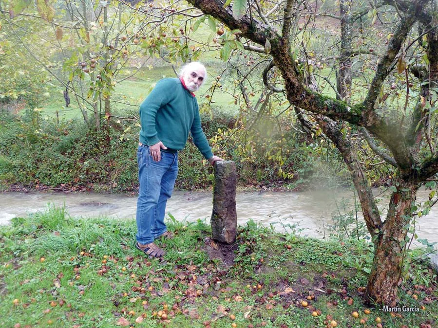 Yoseba Alonso junto al mojón entre Segura y Zegama.