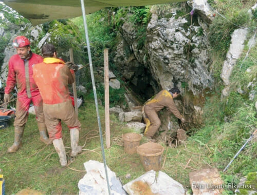 Miembros de Felix Ugarte elkartea trabajan en una bocamina.