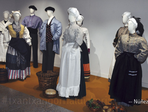 Trajes de baserritarra en Jantziaren Zentroa hechos por Ramón García