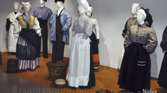 Trajes de baserritarra en Jantziaren Zentroa hechos por Ramón García