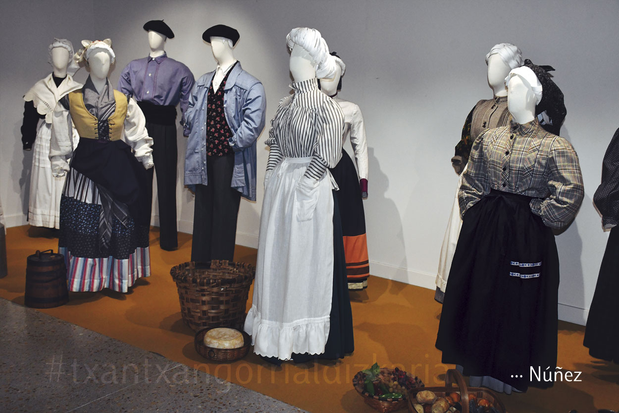 Trajes de baserritarra en Jantziaren Zentroa hechos por Ramón García