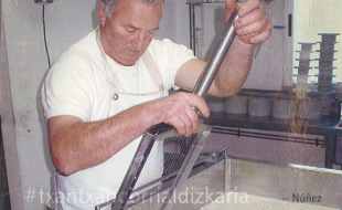 Andres Etxeberria gazta egiten.