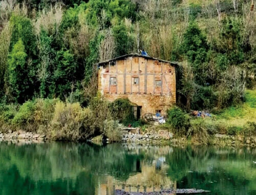 Un caserios de ribera en Donostia, parte del patrimonio que defiende la asociación Áncora. foto: Ancora