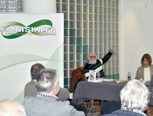 Yoseba Alonso en la presentación del libro Mugarriz Mugarri de Lemniskata.