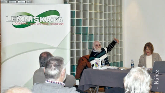 Yoseba Alonso en la presentación del libro Mugarriz Mugarri de Lemniskata.