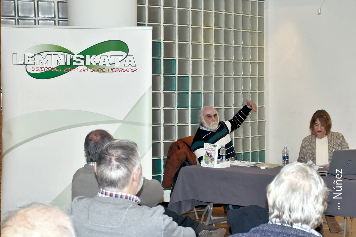 Yoseba Alonso en la presentación del libro Mugarriz Mugarri de Lemniskata.