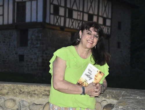 La escritora Kristina Galarraga cn su primera novela. Fotografía: Núñez