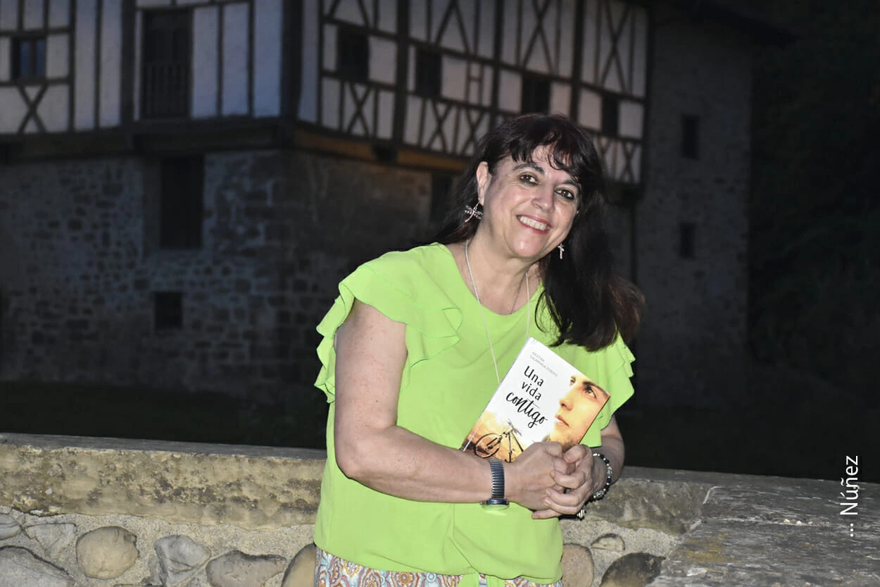 La escritora Kristina Galarraga cn su primera novela. Fotografía: Núñez