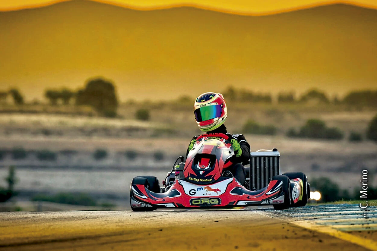 El piloto Mikel Merino en la carrera nocturna de Albaida de 2023.