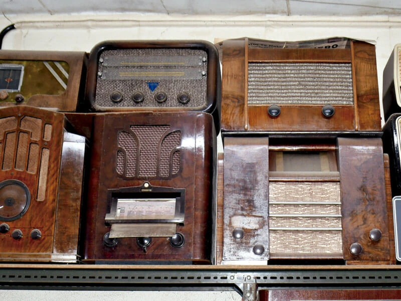 Algunas de las radios restauradas por Julián Cordero. Núñez