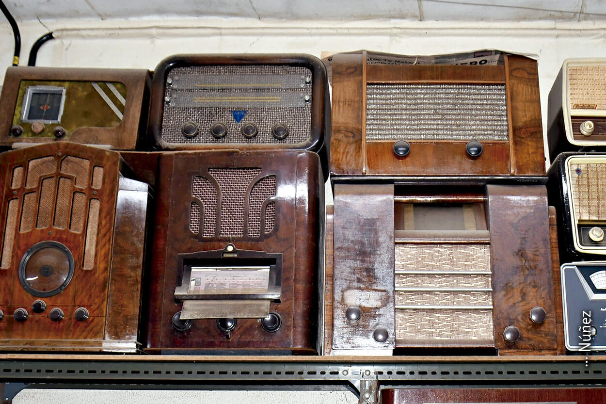 Algunas de las radios restauradas por Julián Cordero. Núñez