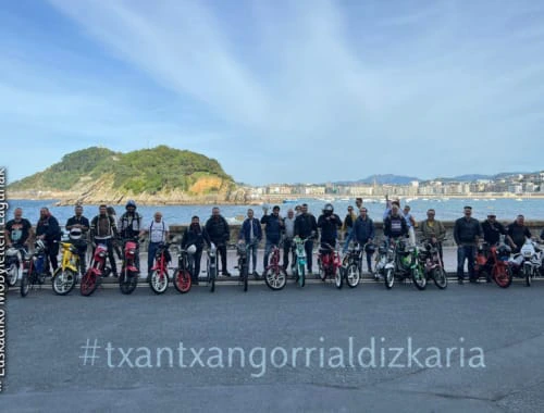 Ziklomotore klasikoen ibilaldia antolatu du Euskadiko Mobyletteen Lagunak ha organizado un paseo en ciclomotores clasicos.