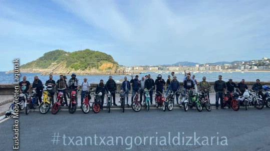Ziklomotore klasikoen paseoa antolatu du Euskadiko Mobyletteen Lagunak ha organizado un paseo en ciclomotores clasicos. 