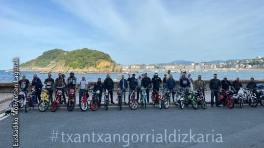 Ziklomotore klasikoen ibilaldia antolatu du Euskadiko Mobyletteen Lagunak ha organizado un paseo en ciclomotores clasicos.
