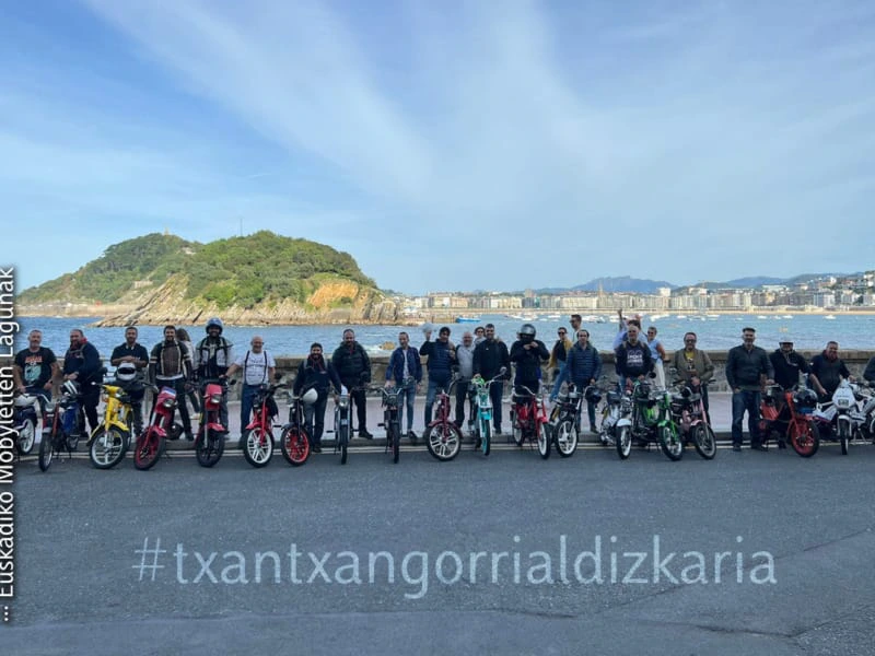 Ziklomotore klasikoen ibilaldia antolatu du Euskadiko Mobyletteen Lagunak ha organizado un paseo en ciclomotores clasicos.
