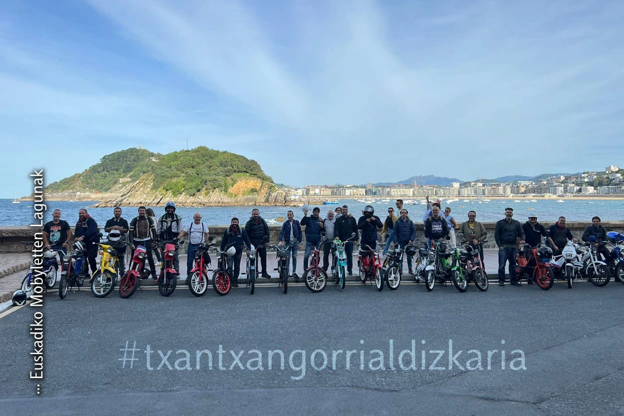 Ziklomotore klasikoen paseoa antolatu du Euskadiko Mobyletteen Lagunak ha organizado un paseo en ciclomotores clasicos.