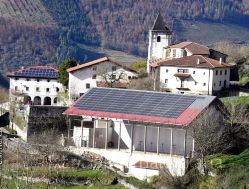 Orexan udal eraikinetan jarri dituzte eguzki plakak herri guztiarentzako energia sortzeko. Argazkia Núñez