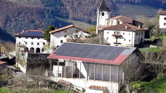 Orexan udal eraikinetan jarri dituzte eguzki plakak herri guztiarentzako energia sortzeko. Argazkia Núñez