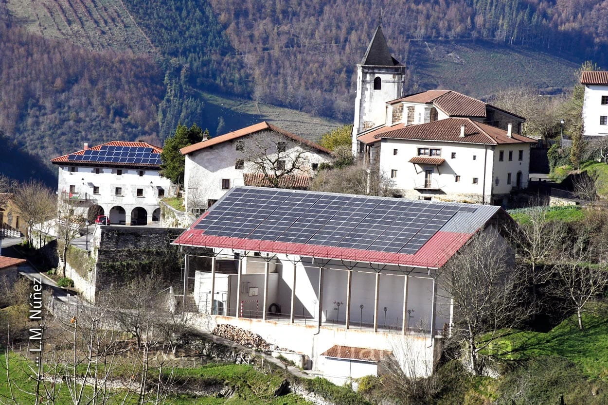 Orexan udal eraikinetan jarri dituzte eguzki plakak herri guztiarentzako energia sortzeko. Argazkia Núñez