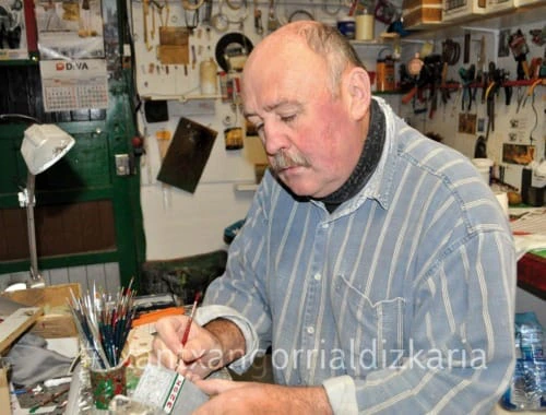 Iñaki Gorostidi harrien miniaturak egiten bere tailerrean. Argazkia: L.M. Núñez