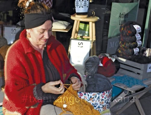 Maria Jesus Gomez de la tienda Eskuz tejiendo un jersey