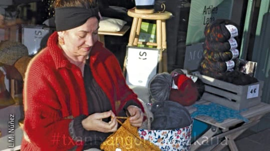 Maria Jesus Gomez de la tienda Eskuz tejiendo un jersey