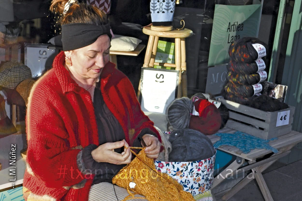 Maria Jesus Gomez de la tienda Eskuz tejiendo un jersey