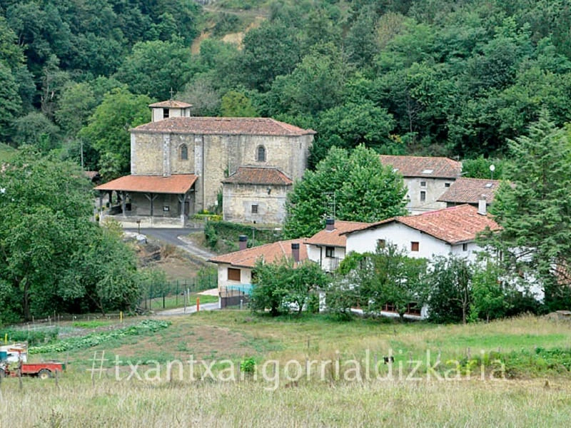 Muga jardunaldiak antolatu dira Altzon. Irudian, Altzo Azpiko eliza. | Jornadas Muga en Altzo, en la imagen, el barrio Altzo Azpi. Foto: L.M. Núñez