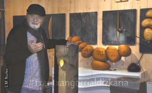 Pablo Zuriarrain junto con alguna de sus esculturas. Foto: Luismari Núñez Urrezola