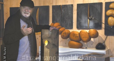 Pablo Zuriarrain junto con alguna de sus esculturas. Foto: Luismari Núñez Urrezola