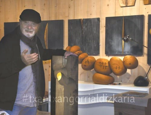 Pablo Zuriarrain junto con alguna de sus esculturas. Foto: Luismari Núñez Urrezola