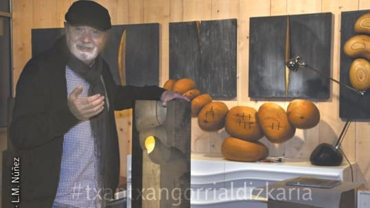 Pablo Zuriarrain junto con alguna de sus esculturas. Foto: Luismari Núñez Urrezola