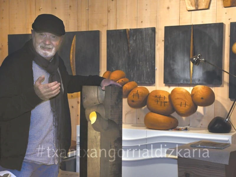 Pablo Zuriarrain junto con alguna de sus esculturas. Foto: Luismari Núñez Urrezola