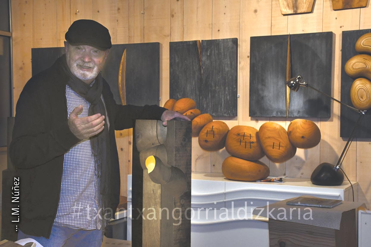 Pablo Zuriarrain junto con alguna de sus esculturas. Foto: Luismari Núñez Urrezola