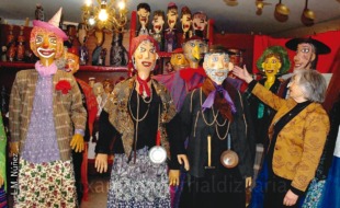Maria Teresa Martinez junto a sus marionetas. Foto: L.M. Núñez