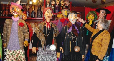 Maria Teresa Martinez junto a sus marionetas. Foto: L.M. Núñez